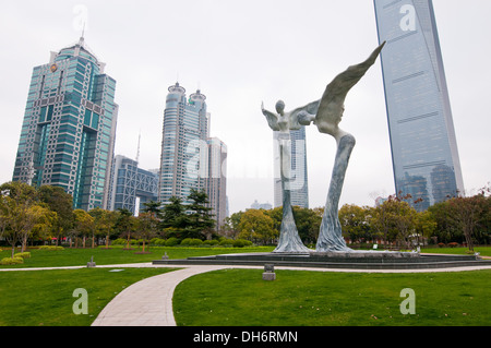 Engel-Statuen im Lujiazui Park, Pudong District, Shanghai, China. Hinter: Shanghai World Financial Center (r) Stockfoto