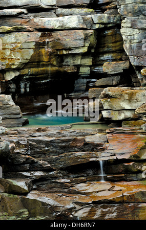 Ein Strom von Wasser aus dem Athabasca River fließt über die Felsen entlang der fällt und fällt in einen blauen Pool. Stockfoto