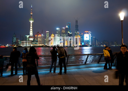 Nachtansicht auf Pudong-Skyline gesehen aus dem Bund in Shanghai, China Stockfoto