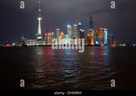 Nachtansicht auf Pudong-Skyline gesehen aus dem Bund in Shanghai, China Stockfoto