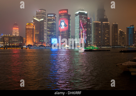 Nachtansicht auf Pudong-Skyline aus dem Bund in Shanghai, China (siehe Beschreibung für Gebäude DETAILS) gesehen Stockfoto