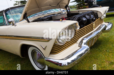 Plymouth Fury, Classic American Custom Car, gesehen bei Show und Shine in Alberta Granum, Haube oben auf Creme farbige Stockfoto