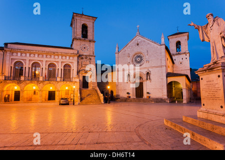 Piazza San Benedetto in der Dämmerung in Norcia, Umbrien, Italien Stockfoto