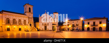 Panorama von Piazza San Benedetto in der Dämmerung in Norcia, Umbrien, Italien Stockfoto