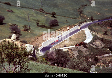 Rennwagen durch die Berge in der Targa Florio, Sizilien 1968. Stockfoto