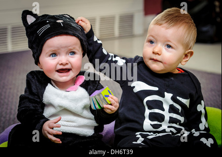 Junge Kinder verkleidet auf einer Halloween-Party Stockfoto