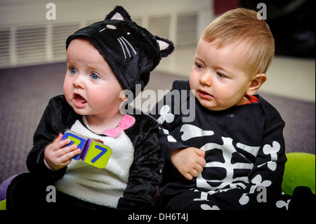 Junge Kinder verkleidet auf einer Halloween-Party Stockfoto