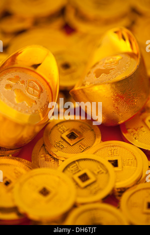 Goldbarren und Kupfermünzen Stockfoto