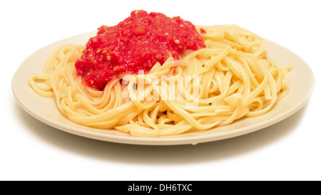 Spaghetti mit Tomaten-Ketchup auf weißem Hintergrund Stockfoto