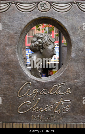 Denkmal zur Erinnerung an die Bestseller-Königin des Kriminalromans Agatha Christie "Mouse Trap" London England Stockfoto