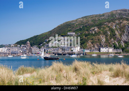 Barmouth gesehen von Sanddünen am Fairbourne Mawddach Mündung Snowdonia National Park Gwynedd Mid Wales UK Stockfoto