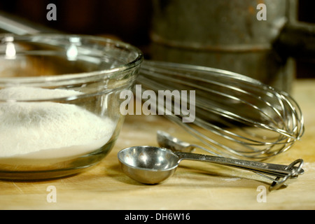 Backzutaten auf einem hölzernen Hintergrund Stockfoto