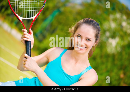 Hübsche Frau mit dem Tennisspielen und warten auf den service Stockfoto