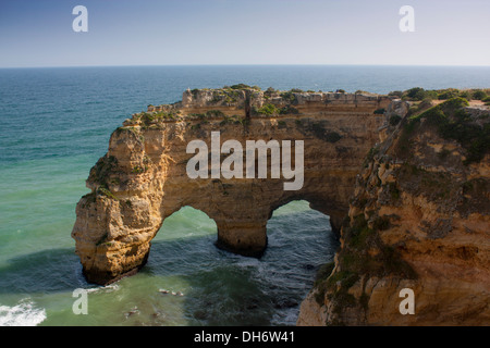 Praia da Marinha Meer Rock wölbt sich ungewöhnlichen Felsformationen Algarve Portugal Stockfoto