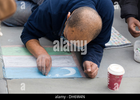 Fahnen mit Kreide Trafalgar Square in London England gezogen Stockfoto