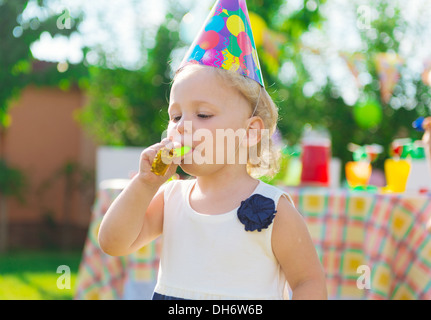 Hübsche Mädchen, die Spaß am Kindergeburtstag Stockfoto