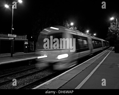 Trainieren Sie auf der Durchreise in Sudbury Hill & Egge bei Nacht, London, England, Vereinigtes Königreich Stockfoto