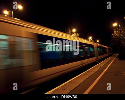 Trainieren Sie auf der Durchreise in Sudbury Hill & Egge bei Nacht, London, England, Vereinigtes Königreich Stockfoto