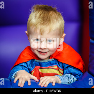 Kleiner Junge verkleidet auf einer Halloweenparty Stockfoto