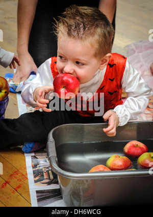 Junge Dooking für Äpfel auf einer Halloweenparty Stockfoto