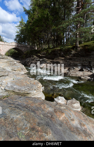 Dorf von Braemar, Schottland. Malerische Aussicht auf die Linn Dee Brücke über den Fluss Dee. Stockfoto