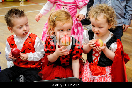 Kinder Dooking für Äpfel auf einer Halloweenparty Stockfoto