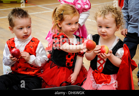 Kinder Dooking für Äpfel auf einer Halloweenparty Stockfoto