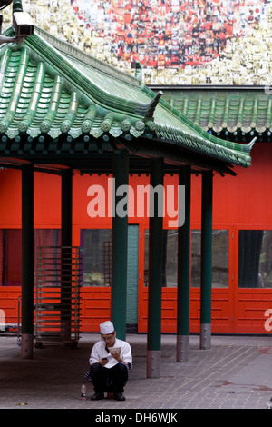 Mann saß Essen chinesisches Essen in Chinatown London Stockfoto