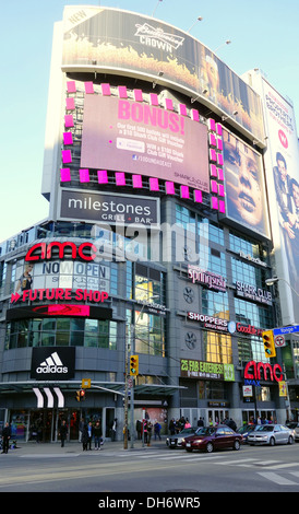 Plakate in Dundas Square in Toronto, Kanada Stockfoto