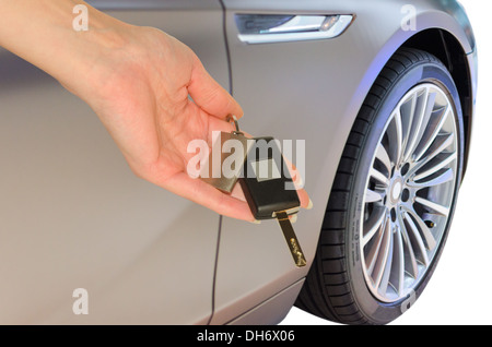 Elegante Frau Hand mit renommierten Autoschlüssel isoliert Stockfoto