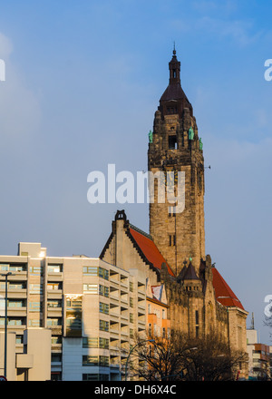 Typische Berliner Landschaft: Turm der alten Rathaus Charlottenburg über Stadtzentrum Stockfoto