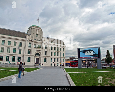 BBC-Grossleinwand an General Gordon Ort, Woolwich, London, England, Vereinigtes Königreich Stockfoto