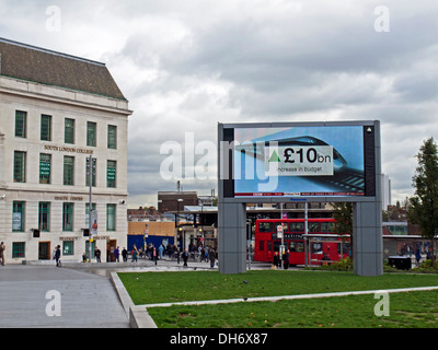 BBC-Grossleinwand an General Gordon Ort, Woolwich, London, England, Vereinigtes Königreich Stockfoto