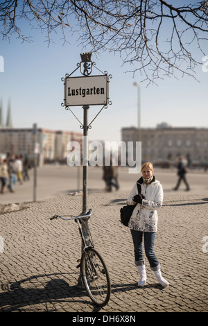 Moderne Frau mit antiken Bike am Lustgarten Quadrat (Lustgarten) im Zentrum von Berlin. Retro Vintage stilvolle Foto. Stockfoto