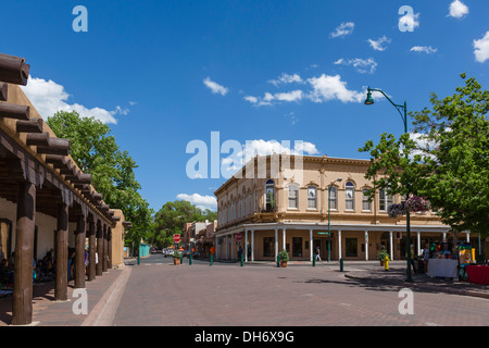 Das historische Santa Fe Plaza in der Innenstadt von Santa Fe, New Mexico, USA Stockfoto