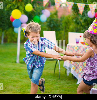 Zwei Kinder kleine feiern Geburtstag tanzen roundelay Stockfoto