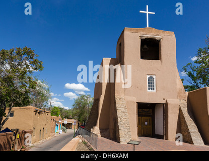 Die 17thC San Miguel Mission, eine der ältesten Kirchen in den USA, mit De Vargas Straße Haus nach links, Santa Fe, New Mexico Stockfoto