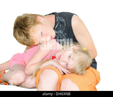 Zwei Kinder-Bruder und Schwester rollte sich zusammen isoliert auf weiss Stockfoto