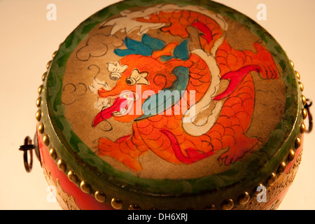 Chinesische Trommel Schnitzwerk mit goldenen Drachen und Blumenmuster Stockfoto