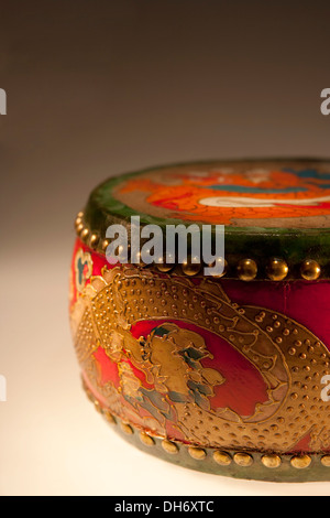 Chinesische Trommel Schnitzwerk mit goldenen Drachen und Blumenmuster Stockfoto