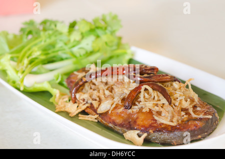 Fried eingelegter Fisch, Zwiebel und Chili, serviert mit frischem Gemüse auf Teller Stockfoto