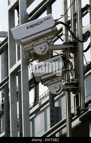 Mautstelle auf einer Autobahn. Das Kamerasystem Mikrowellentechnologie zur Überwachung der Bewegung von LKWs Tschechien Stockfoto