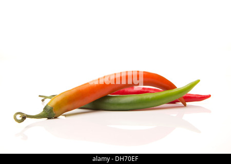 mehrere rote, gelbe und grüne Peperoni, Salami mit weißen Hintergrund isoliert Stockfoto