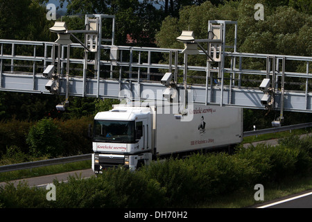 Mautstelle auf einer Autobahn. Das Kamerasystem Mikrowellentechnologie zur Überwachung der Bewegung von LKWs Tschechien Stockfoto