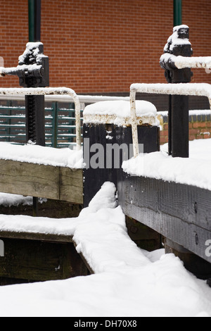 Schleusen auf der Oxford Canal in Banbury im Winter, Oxfordshire. Stockfoto