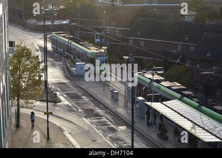 Straßenbahnen, Reisen durch Croydon, nähert sich die Straßenbahn-Haltestelle. Stockfoto