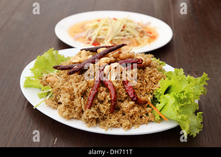 Knusprige Wels Salat mit grüner Mango auf Teller Stockfoto