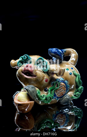 Traditionelle Skulptur des chinesischen Sternzeichen Schwein Stockfoto