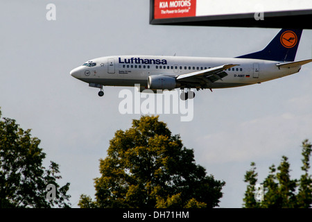 Flugzeug landet auf dem Flughafen Prag Ruzyne. Stockfoto