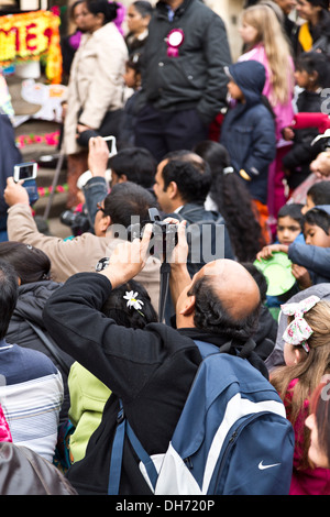 Menschen mit Digitalkameras und Handys um zu fotografieren, ein Auftritt beim Diwali Festival 2. November 2013 Peterborough England Stockfoto